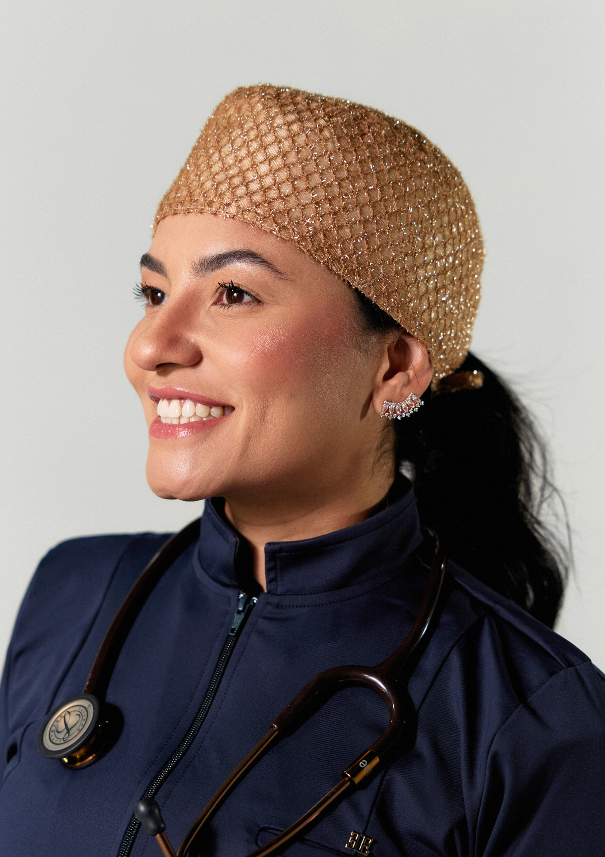 NEW - Touca Glam Dourada Forrada em Cetim