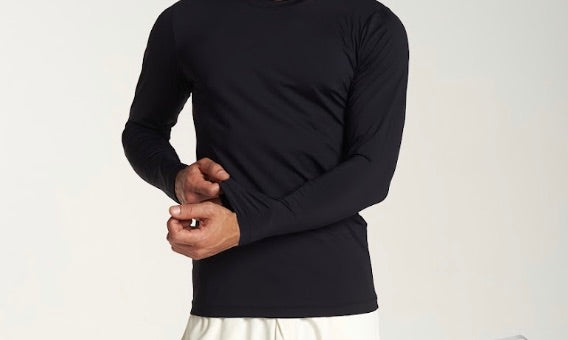 Modelo vestindo underscrub preto de manga longa